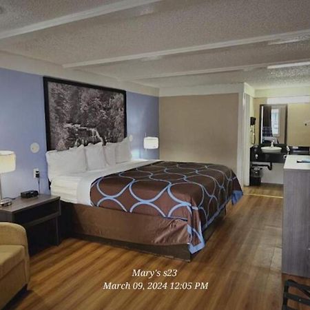 Super 8 By Wyndham Asheville/Biltmore Exterior photo