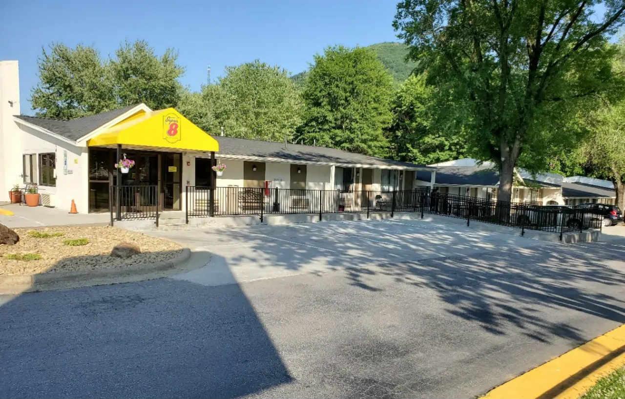 Super 8 By Wyndham Asheville/Biltmore Exterior photo